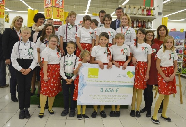 Stowarzyszenie "Pomocna Dłoń" z Pińczowa otrzymało ponad 36 tysięcy złotych od Fundacji Auchan.