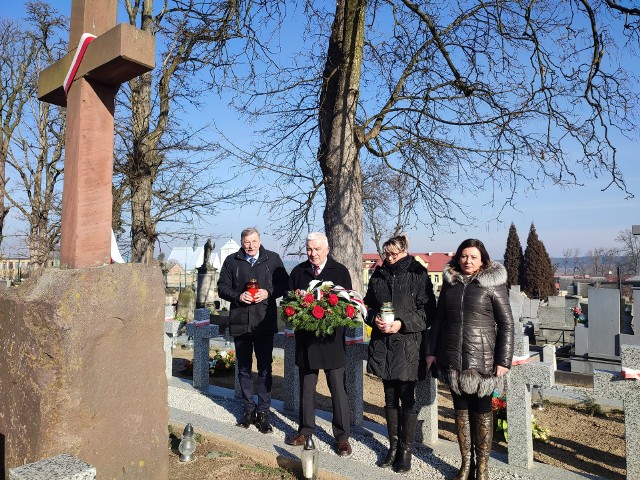 W Narodowym Dniu Pamięci Żołnierzy Wyklętych w Ćmielowie złożono kwiaty przy pomniku żołnierzy Armii Krajowej.