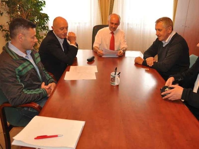 Historyczny moment w kancelarii notariusza Marusza Ryndaka (w środku), burmistrz Jerzy Hardie-Doglas (u góry z lewej) podpisuje akt użyczenia wieży z Januszem Paszkiewiczem (u góry z prawej)