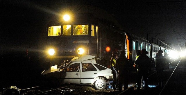 Wypadek w Miedwiecku wydarzył się na przejeździe kolejowym.