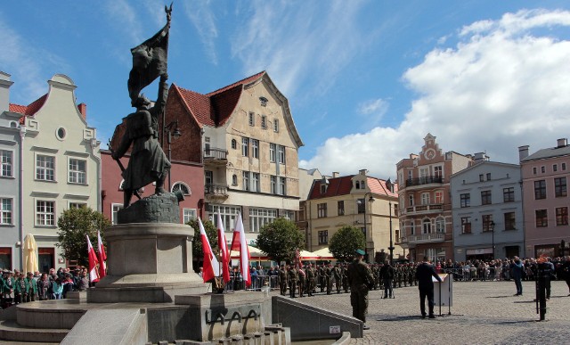 W Grudziądzu obchody rozpoczęła msza święta w grudziądzkiej bazylice pw. św. Mikołaja Biskupa. Następnie pod pomnikiem Żołnierza Polskiego odbyły się uroczystości patriotyczne z ceremoniałem wojskowym. Wzięli w nich udział m.in przedstawiciele władz samorządowych, służb mundurowych, kombatanci i mieszkańcy Grudziądza.