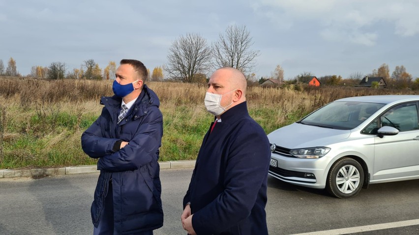 Minister Michał Cieślak w strefie inwestycyjnej "Jędrzejów Południe". Polityk pod wrażeniem pracy burmistrza Marcina Piszczka i jego ekipy