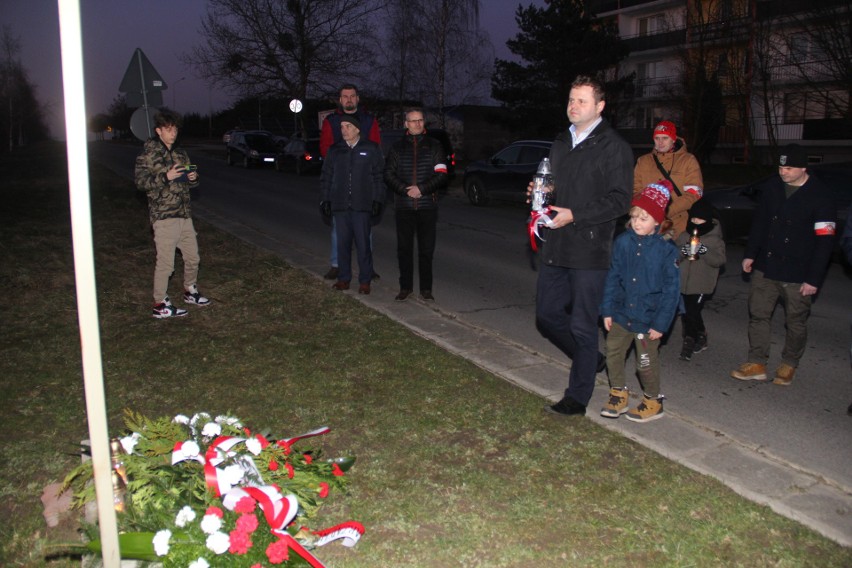 Obchody Narodowego Dnia Pamięci Żołnierzy Wyklętych w Brzezinach. Znicze i kwiaty w symbolicznych miejscach