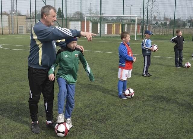Andrzej Karwowski uczy gry w piłkę nożną dzieci i młodzież. Przyznaje, że najwiekszym konkurentem jego zajęć jest komputer, a dużą rolą rodziców jest zaszczepienie w młodym pokoleniu pasji do aktywności na świeżym powietrzu