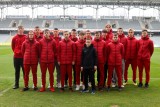 Suzuki Motor Poland i Korona Kielce objęli opieką 30-osobową grupę młodych piłkarzy z Charkowa oraz ich bliskich ewakuowanych z Ukrainy