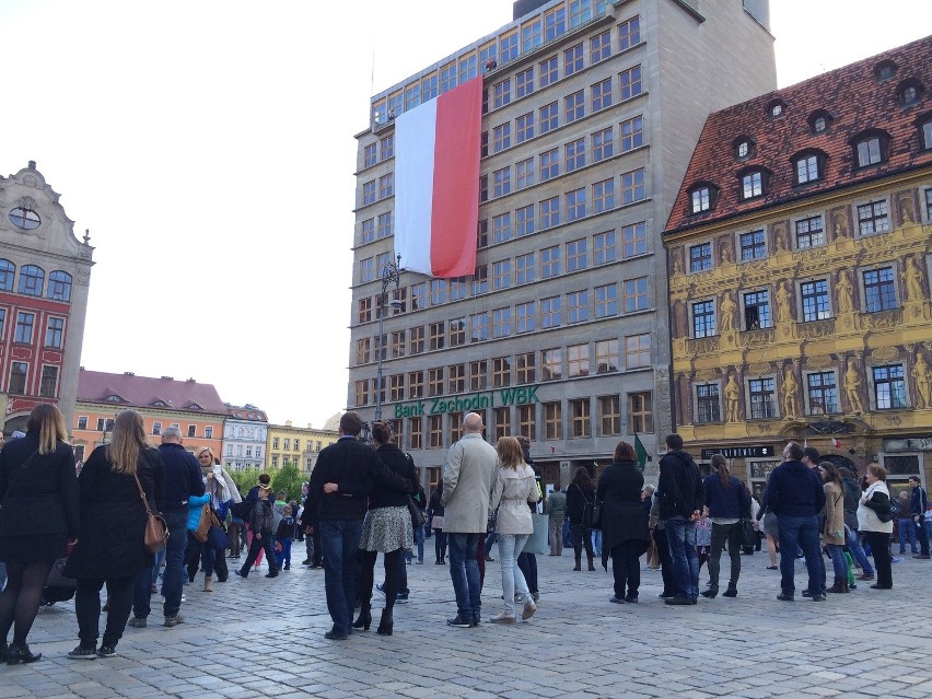 Na wrocławskim Rynku zawisła 16-metrowa flaga (ZDJĘCIA)