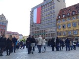 Na wrocławskim Rynku zawisła 16-metrowa flaga (ZDJĘCIA)