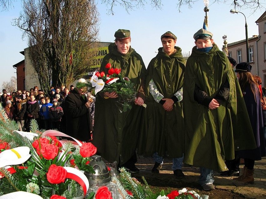 Składanie kwiatów pod pomnikiem AK i Polskiego Państwa...