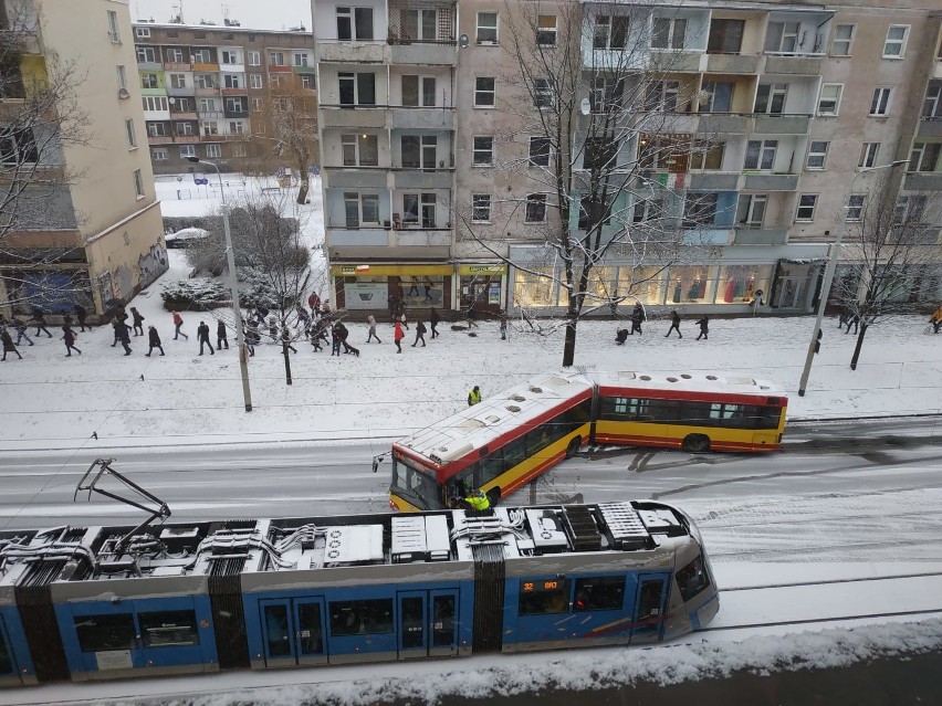 Atak zimy we Wrocławiu. Miasto stanęło w korku (ZDJĘCIA)