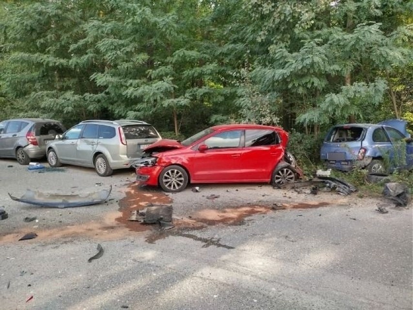 Poniedziałkowy wypadek w Starachowicach. Do sieci trafił szokujący film. Auto z ogromną siłą taranuje samochody [WIDEO]