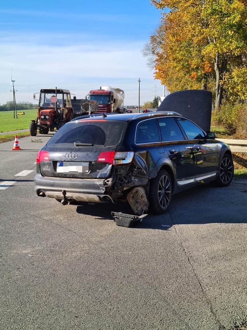 Wypadek w Studźcach: Ford uderzył w audi i "dachował". Ranni w szpitalu