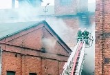 Pożar w Mysłowicach. Ogień objął budynki magazynów. Z pożarem walczą strażacy