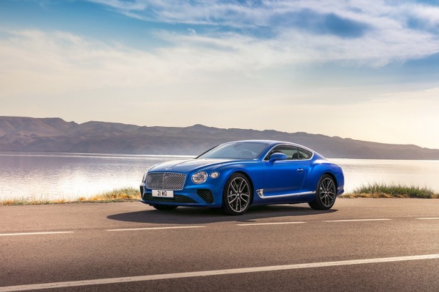 Bentley Continental GTZa napęd odpowiada silnik W12 TSI o pojemności 6 litrów, który dostarcza 635 KM oraz 900 Nm. Dzięki niemu auto przyspiesza do 100 km/h w 3.7 s.  Prędkość maksymalna w tym przypadku to 333 km/h.Fot. Bentley