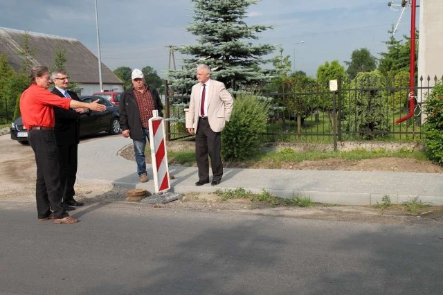 Kilka dni temu  starostowie Tomasz Miłowski i Andrzej Kinderman oraz Marek Pacholski, zastępca dyrektora Zarządu Dróg Powiatowych skontrolowali postęp prac