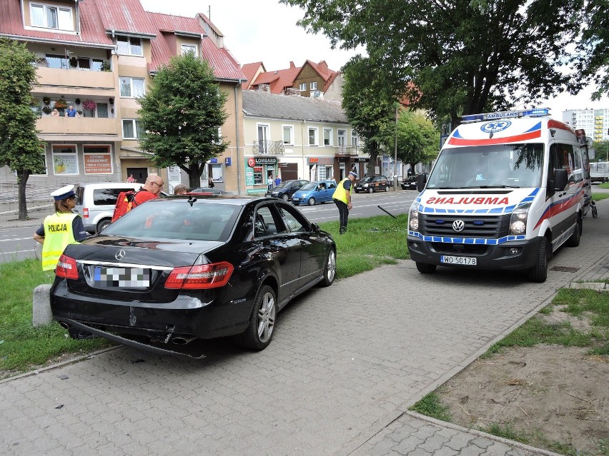 Na szczęście samochód nie jechał z dużą prędkością i piesi...