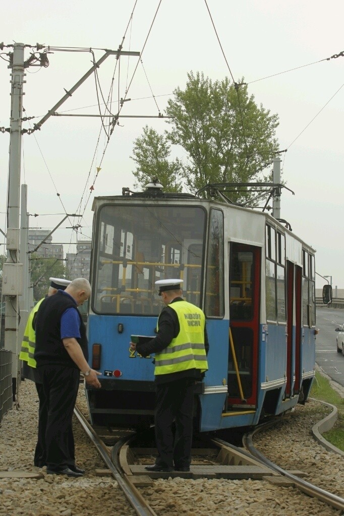 Wrocław: Tramwaj wykoleił się na pl. Społecznym. Były objazdy (ZDJĘCIA)