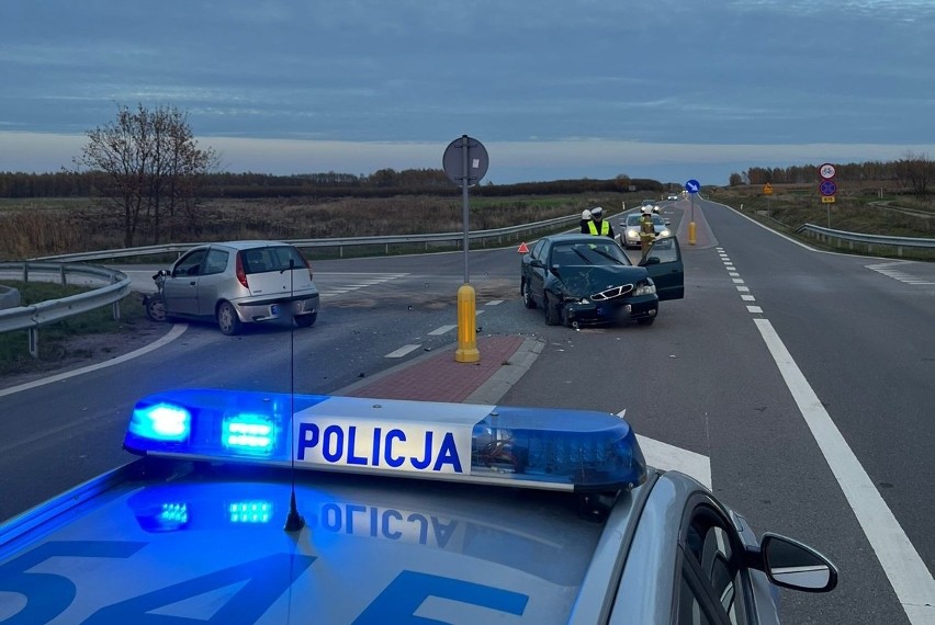 Wypadek w Weryni. W zderzeniu fiata z daewoo ranne zostały trzy osoby [ZDJĘCIA]