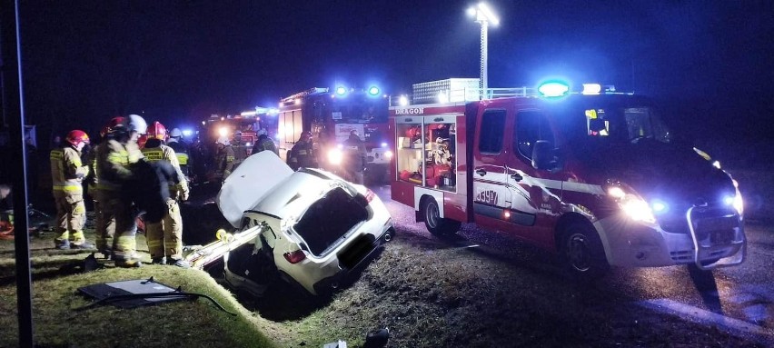 Groźny wypadek BMW koło Sieradza. Kierowca BMW zasnął za kierownicą i wylądował w rowie. Zobacz zdjęcia 