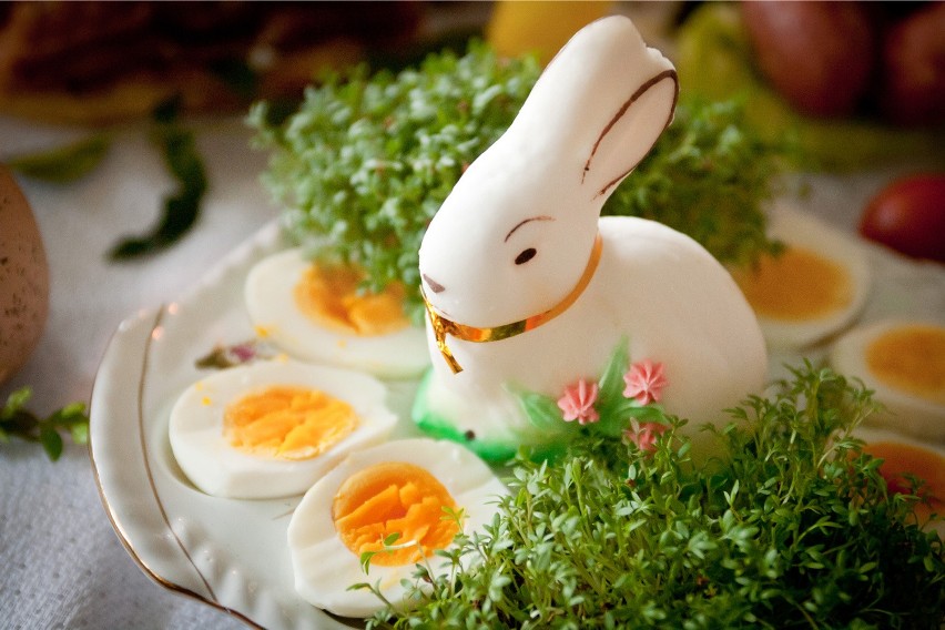 Śniadanie Wielkanocne. Skąd wzięła się ta tradycja? Dlaczego przy stole  dzielimy się jajkiem? | Gazeta Wrocławska