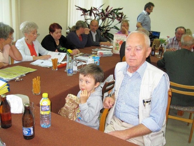 Janusz Ledwoń, sołtys Jabłonny w gminie Brody, z wnukiem na sesji Rady Gminy.