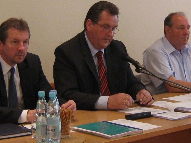 Poprzedni i obecny zarząd łączy osoba byłego starosty Waldemara Marka Palucha (pierwszy z prawej), który obecnie pełni obowiązki członka zarządu.
