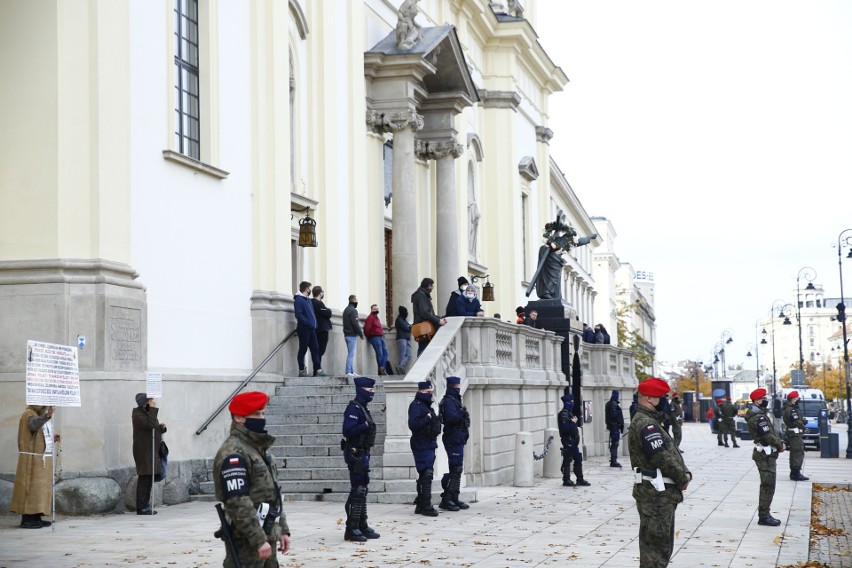 Wielki protest w stolicy. Żandarmeria Wojskowa na ulicach. MON wyjaśnia