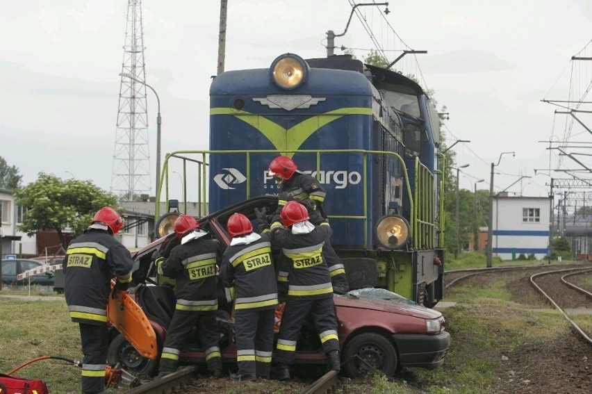 Wrocław: Wypadek na przejeździe kolejowym na Muchoborze (ĆWICZENIA, ZDJĘCIA) 