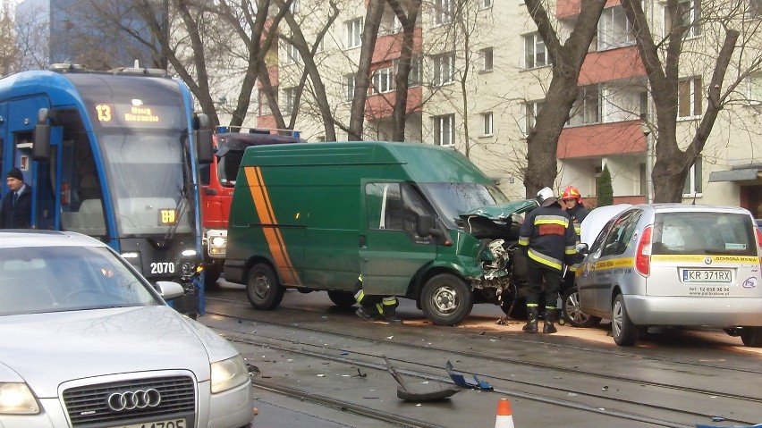 Kraków: wypadek na Królewskiej. Ruch tramwajowy przywrócony [ZDJĘCIA]