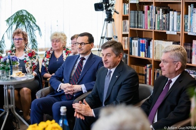 Do Jasieńca przyjechali od lewej: premier Mateusz Morawiecki, marszałek sejmu Marek Kuchciński oraz marszałek senatu Stanisław Karczewski.