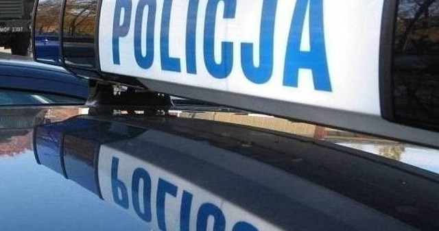 Brodnica. Kierowca jaguara uciekał przed policją. Uderzył w bramę posesji