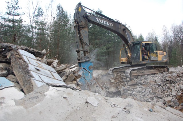 Baza zajmowała 13 hektarów w środku lasu. Między drzewami powstało kilkanaście budynków z gotowych konstrukcji żelbetowych przywiezionych z ZSRR. Jednym z najokazalszych był kilkupiętrowy blok mieszkalny dla oficerów i ich rodzin. Została po nim sterta gruzu