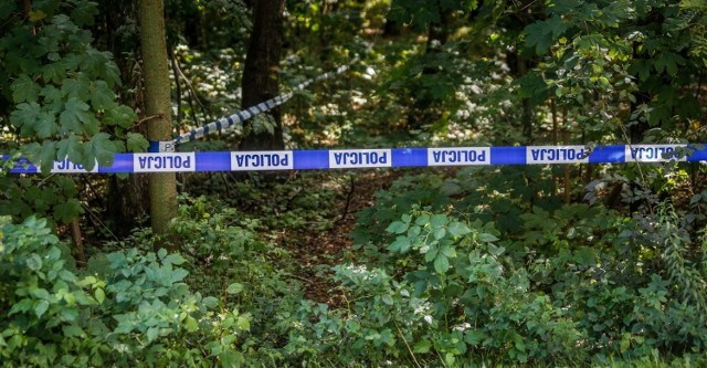 Ciało 30-letniej policjantki i jej 9-letniego syna odnaleziono we wtorek w lesie pod Środą Wielkopolską. Śledczy zakładają, że doszło do samobójstwa rozszerzonego.