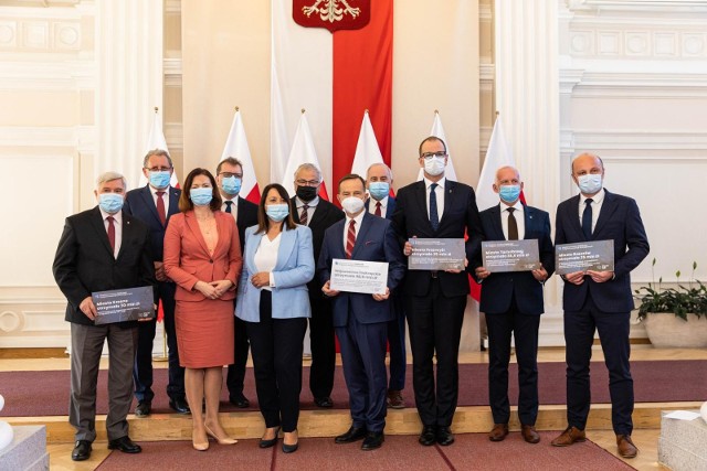 W Podkarpackim Urzędzie Wojewódzkim samorządowcy odebrali wczoraj symboliczne czeki z funduszu rządowego Polski Ład