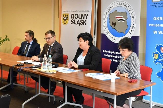 Program stypendialny zaprezentowano podczas konferencji prasowej, która odbyła się w siedzibie Dolnośląskiej Okręgowej Izby Pielęgniarek i Położnych we Wrocławiu