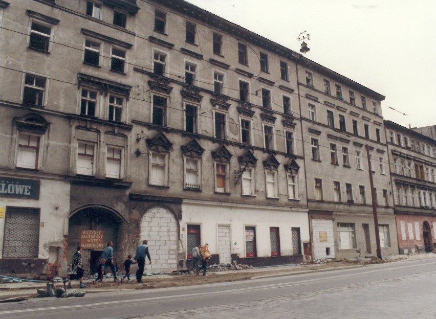 Gdzies na Pułaskiego w 1998. "Saperzy wyburzą" brzmi podpis pod zdjęciem