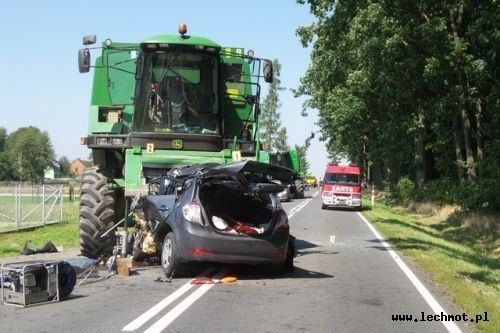 Osobówka zderzyła się z kombajnem. Jedna osoba nie żyje