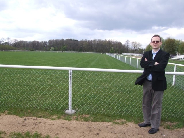 - Tu możemy wybudować treningowe, pełnowymiarowe boisko piłkarskie - mówi Wojciech Dyrda, dyrektor zarządzający Farmą Sielanka.