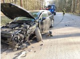 Wypadek na trasie Wierzbiny - Bemowo Piskie. Peugeot zderzył się z BMW. Jedna osoba w szpitalu