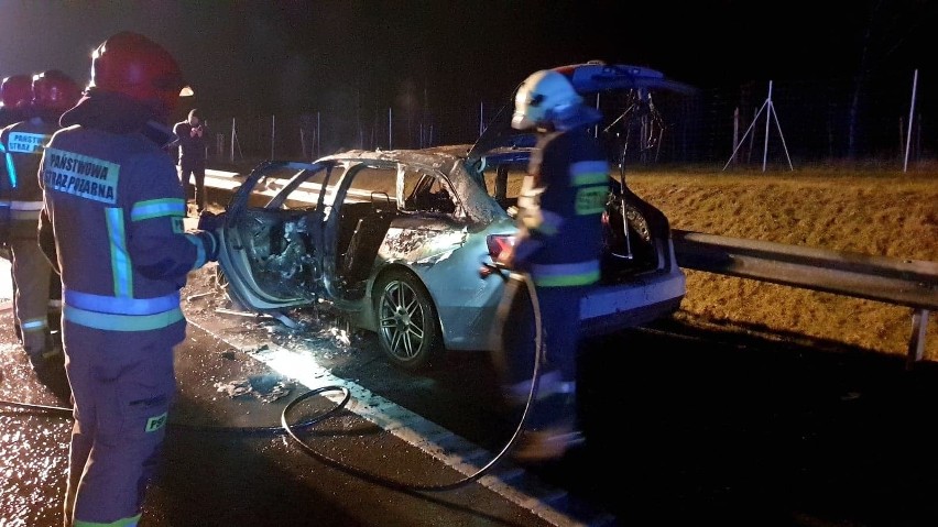 Strażacy z Szydłowca gasili pożar na trasie S7 w Skarżysku-Kamiennej. Paliło się audi