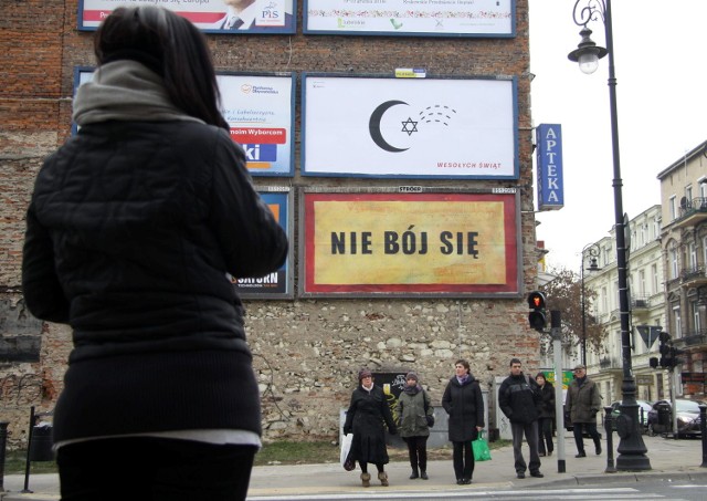 Jeden z billboardów nawołujących do pojednania trzech największych religii wisi na rogu ul. Narutowicza i Mościckiego.