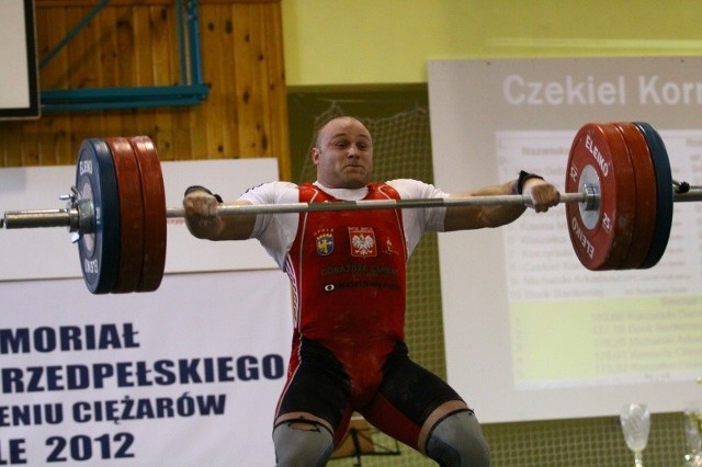 Na zawodach w Gdańsku Kornel Czekiel miał tylko jedną nieudaną próbę w rwaniu ze sztangą ważącą 175 kg.