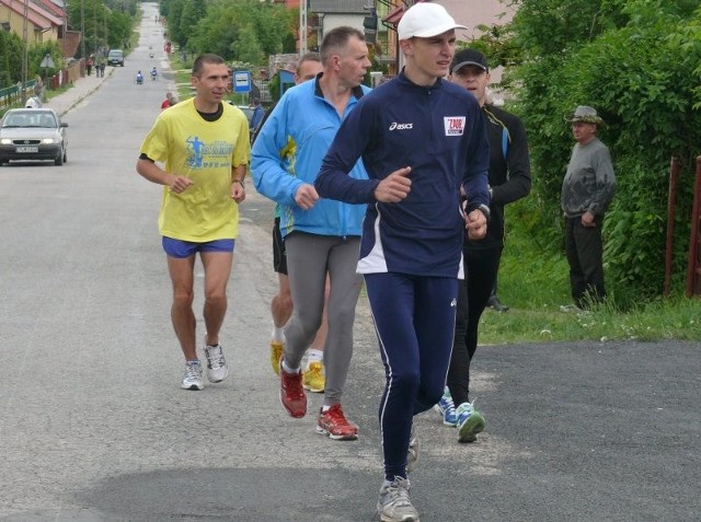 Jarosław Lubiński (na pierwszym planie) zajął szóste miejsce w Półmaratonie Świętokrzyskim w Bukowej. 