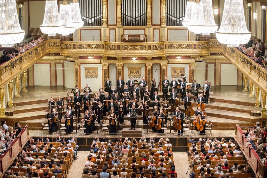 Orkiestra Polish Art Philharmonic, wspólnie z dyrygentem...