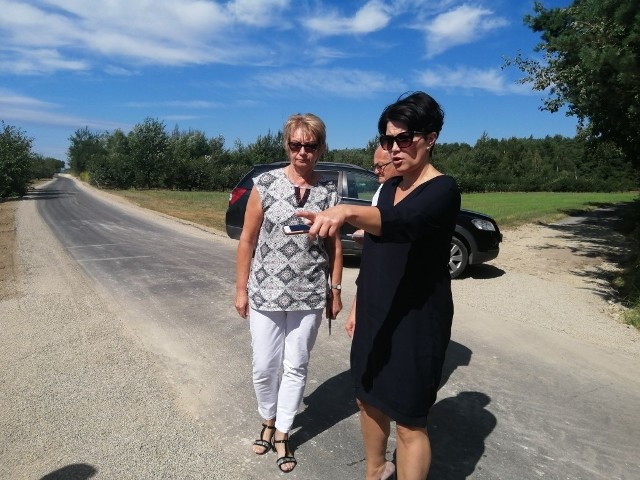 W odbiorze drogi uczestniczyła burmistrz Aleksandra Klubińska, z prawej  kt&oacute;ra  przyznała, że samorząd bardzo cieszy się z faktu, że ten odcinek trasy Green Velo został odremontowany, ponieważ zadanie to wpisuje się w nasz projekt &quot;Koprzywnica Przyjazna Rowerzystom&quot;.