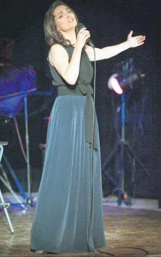 Olga Bończyk wystąpiła w minioną sobotę w Sławnie. Zaśpiewała między innymi "Embarras&#8221; z repertuaru Źródło: www.olgabonczyk.art.pl,Ireny Santor.