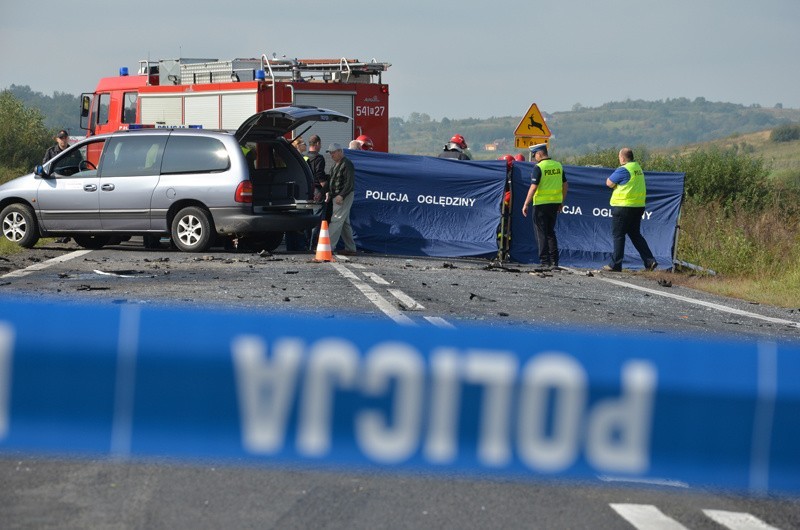 Zderzenie busa z oplem. Dwie osoby nie żyją, kilkanaście jest rannych