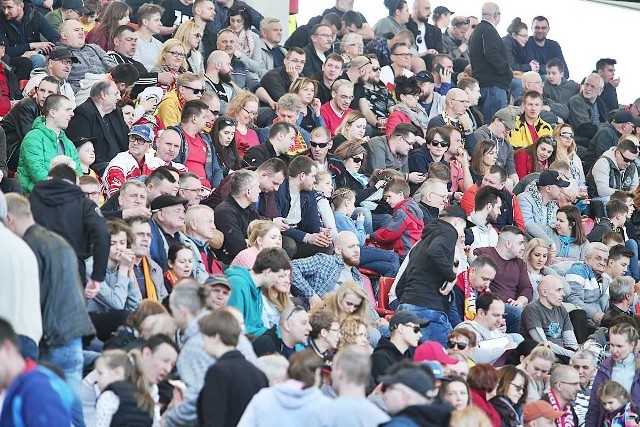 Sporo emocji mieliśmy w sobotę na żużlowym torze we Wrocławiu! Na inaugurację PGE Ekstraligi Betard Sparta Wrocław zremisowała z Fogo Unią Leszno 45:45. Stadion Olimpijski wypełnił się do ostatniego miejsca - na jego krzesełkach zasiadło 12 tys. kibiców! Byliście na trybunach? Znajdźcie się na naszych zdjęciach!