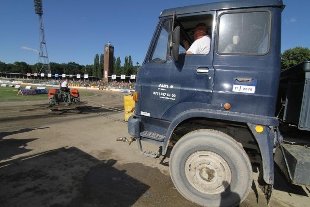 Trybuna wschodnia z widoczną wieżą - tam właśnie mają siedzieć kibice w najbliższym sezonie. Tam i tylko tam. A może uda się jeszcze coś ugrać, skoro nie ma wciąż projektu przebudowy?