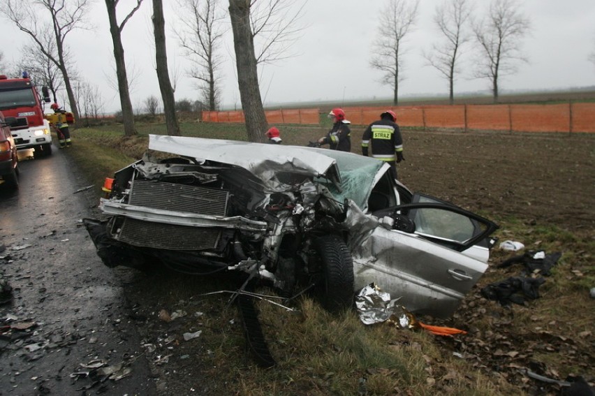 Wypadek na drodze Legnica - Złotoryja. Zderzenie dwóch aut za Kozowem. Sześć osób rannych (ZDJĘCIA)