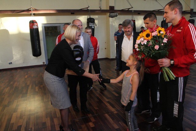 Renata Janik otrzymała od zawodników trenujących w Rushh Kielce  bokserskie rękawice i bukiet kwiatów